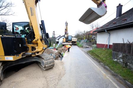 MENJAVA DOTRAJANIH VODOVODNIH CEVI IN ZAPORA CESTE IVANJE SELO 05 FOTO LJUBO VUKELIČ